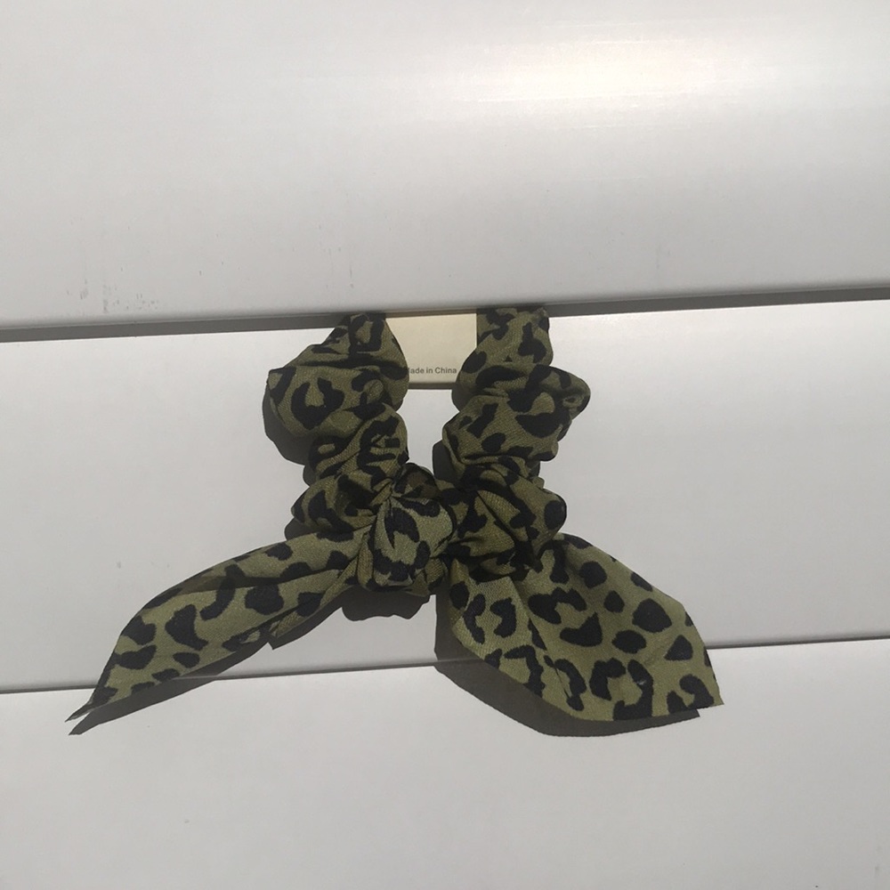 Cheetah print scrunchie Add to your bundle for a Free gift! - Picture 6 of 6